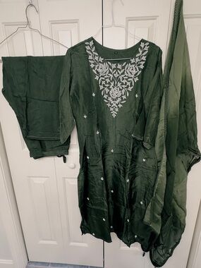 Sale‼️Embroidered Dark Green Salwaar Kameez Set with Scarf size 23”